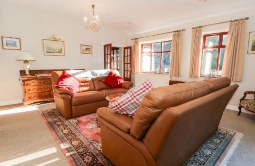 Nantwich House | Discover Molls Cottage: 4-Star Stay with Guest Rating of 9.4