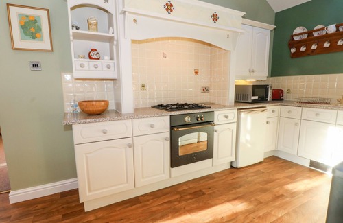 Nantwich Cottage | Relax at Molls Cottage with Garden in Nantwich