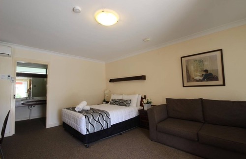 East Maitland Hotel | Cozy Retreat at Molly Morgan Motor Inn with Pool & Breakfast