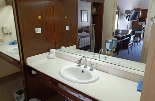 East Maitland Hotel | Cozy Retreat at Molly Morgan Motor Inn with Pool & Breakfast