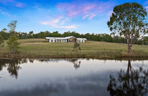 Lovedale Apartment | Top-Rated Molly Morgan Vineyard Villa with Breakfast & Kitchen