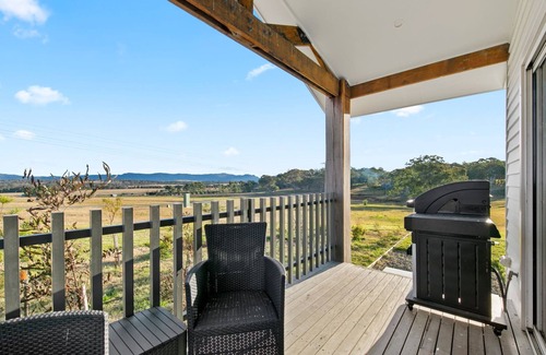 Lovedale Apartment | Top-Rated Molly Morgan Vineyard Villa with Breakfast & Kitchen