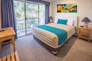 Mollymook Hotel | Relax at Mollymook Shores: Oceanfront Haven with Spa