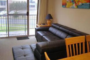 Mollymook Hotel | Relax at Mollymook Shores: Oceanfront Haven with Spa