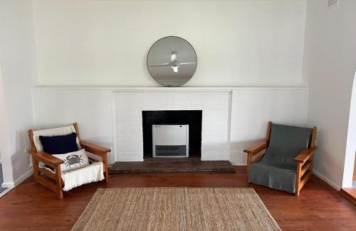 Mollymook House | Mollymook- Walk to Beach, Surf, Golf Course & Club