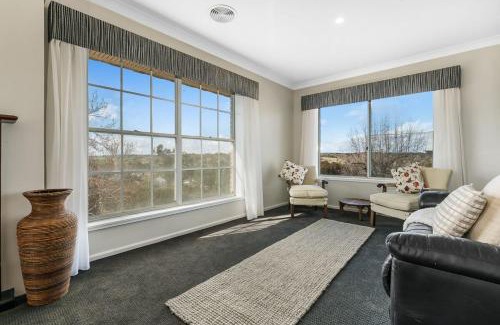 Molong House | Scenic Retreat: A House With A View, Molong - 4 Stars