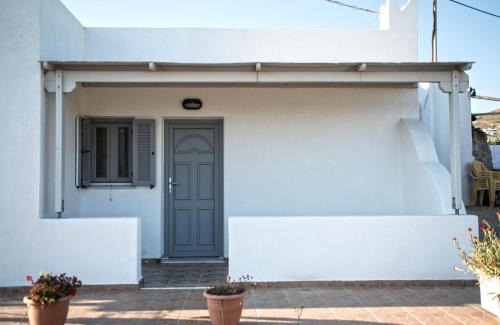 Stelida Apartment | Oceanfront Molos Studios: Family-Friendly with Breakfast