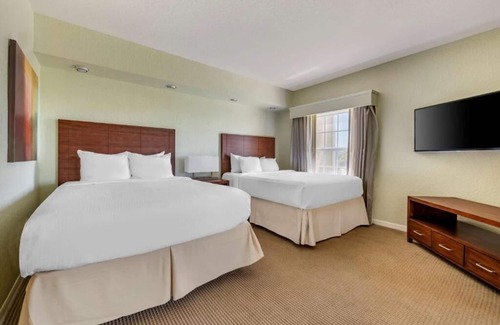 West Kissimmee Hotel | Convenient Getaway Near Theme Parks with Outdoor Pool