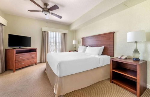 West Kissimmee Hotel | Convenient Getaway Near Theme Parks with Outdoor Pool