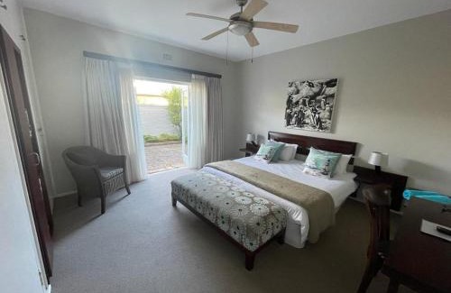 Kleinmond House | Inviting Moments B&B Guesthouse with Oceanfront Pool