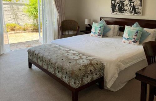 Kleinmond House | Inviting Moments B&B Guesthouse with Oceanfront Pool