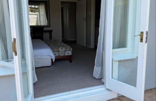 Kleinmond House | Inviting Moments B&B Guesthouse with Oceanfront Pool