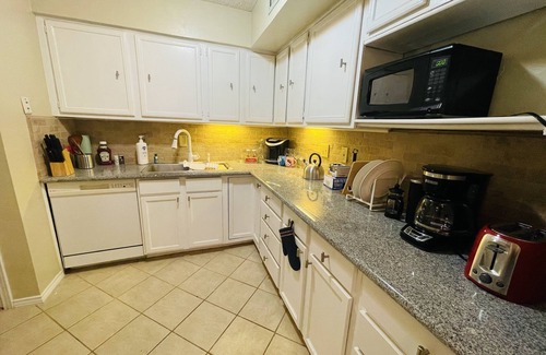 Far North Dallas Condo | Momo's Cozy 2BR Home with Pool and Breakfast Awaits You