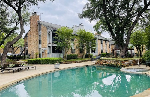 Far North Dallas Condo | Momo's Cozy 2BR Home with Pool and Breakfast Awaits You