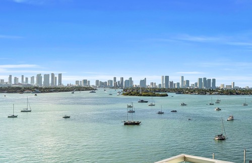 West Avenue Apartment | Beachfront Bliss: Bay View with Pool, Gym & Free WiFi