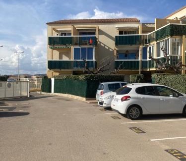 Frontignan Apartment | Beachfront Retreat: Mon Appart with Pool & Netflix Access