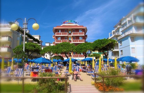 Jesolo Hotel | Experience Mon Repos: Oceanfront Retreat with Pool Access