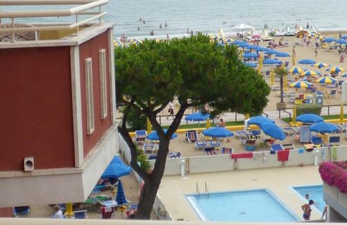 Jesolo Hotel | Experience Mon Repos: Oceanfront Retreat with Pool Access