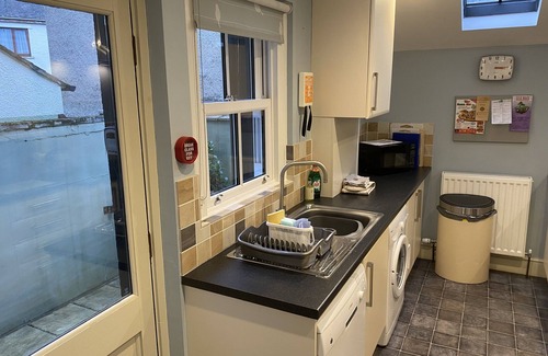 Keswick House | Family-Friendly Mona House with Lake View & Pool in Keswick