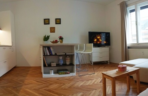 Old Town Apartment | Relaxing Mona Lisa Apartment Near la Place Magic