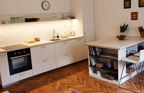 Old Town Apartment | Relaxing Mona Lisa Apartment Near la Place Magic