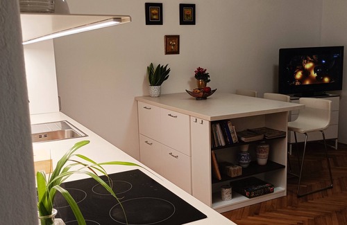 Old Town Apartment | Relaxing Mona Lisa Apartment Near la Place Magic