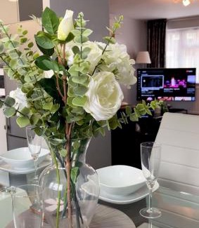 Redbridge House | Discover Mona's Home: Guest Rated 10/10 with Breakfast