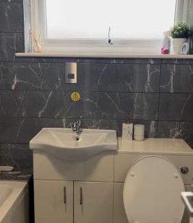 Redbridge House | Discover Mona's Home: Guest Rated 10/10 with Breakfast