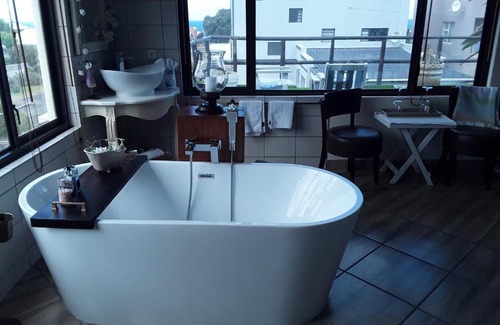 Kleinmond Bed & Breakfast | Top-Rated Monas Risibiki Seaside with Breakfast Included