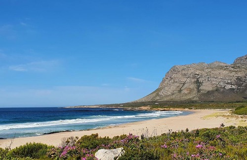 Kleinmond Bed & Breakfast | Top-Rated Monas Risibiki Seaside with Breakfast Included