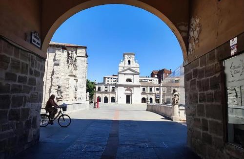 Burgos Apartment | Inviting Monasterio Centro Histórico: Pet & Child Friendly Stay