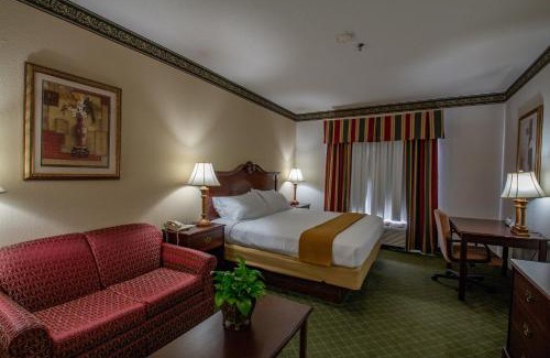 Moncks Corner Hotel | Discover Moncks Corner Inn: Family-Friendly with Pool Access