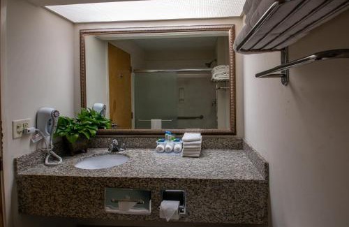 Moncks Corner Hotel | Discover Moncks Corner Inn: Family-Friendly with Pool Access