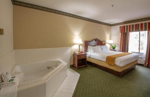 Moncks Corner Hotel | Discover Moncks Corner Inn: Family-Friendly with Pool Access