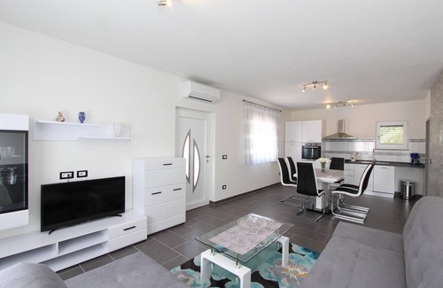 Borik Apartment | Guest Rated 10/10: MONDELACO Three-Bedroom Holiday House
