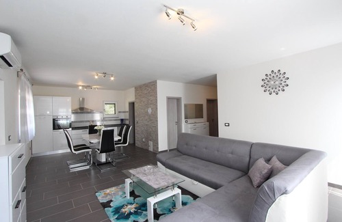 Borik Apartment | Guest Rated 10/10: MONDELACO Three-Bedroom Holiday House