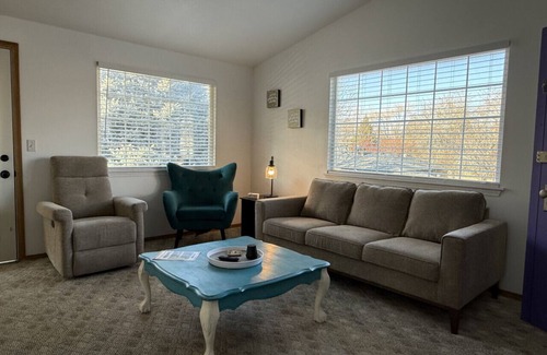 Hillcrest Apartment | Monica and Rachel's Friends Apt
