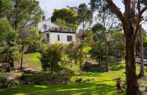 Hepburn Springs House | Monigatti Cottage: Family-Friendly Retreat with Hot Tub