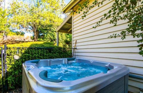 Hepburn Springs House | Monigatti Cottage: Family-Friendly Retreat with Hot Tub