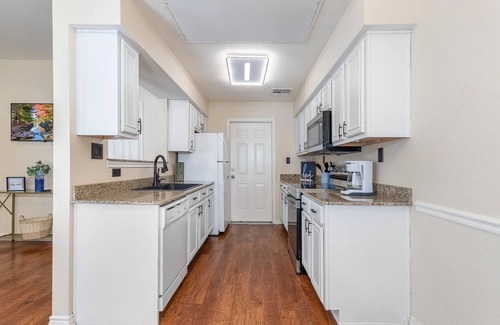 Afton Condo | Monkey Island Getaway - Cozy 2BR Condo w/Pool & Lake access