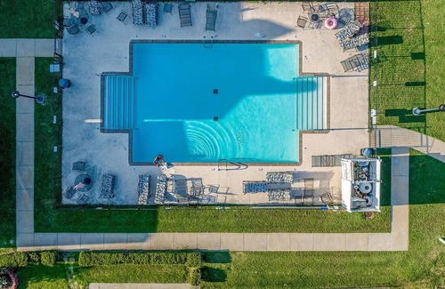 Afton Condo | Monkey Island Getaway - Cozy 2BR Condo w/Pool & Lake access