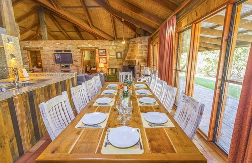 Broke House | Monkey Place Country House: 4-Bedroom Oasis with Spa & Pool