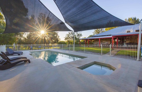Broke House | Monkey Place Country House: 4-Bedroom Oasis with Spa & Pool