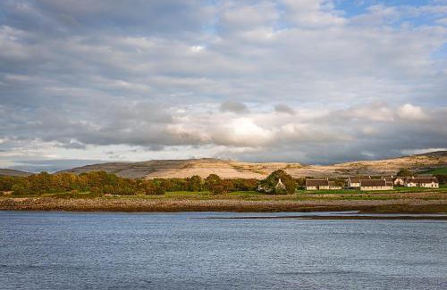 Ballyvaughan House | Elegant Monks Ballyvaughan: Family-Friendly with Breakfast