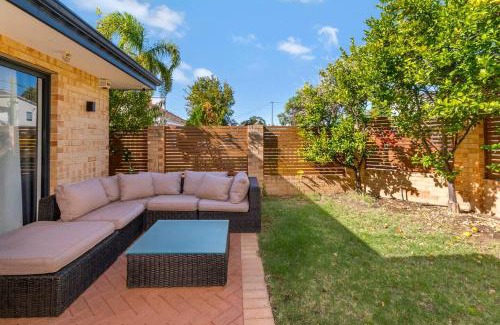 Doubleview House | Mono Haus - Sleek Doubleview Escape near Beach & CBD