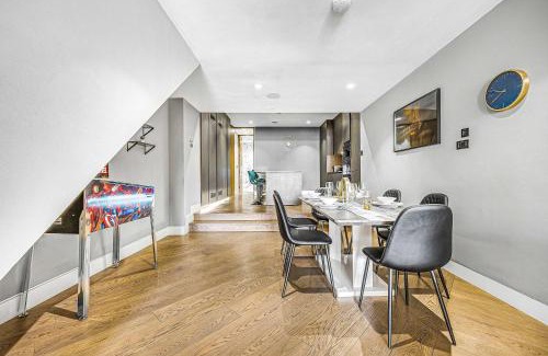 Moffat House | Monochrome Majesty - Soho - by Frankie Says