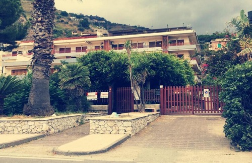 Sant'Alessio Siculo House | Oceanfront Monolocale Bacchelli: Family-Friendly Retreat