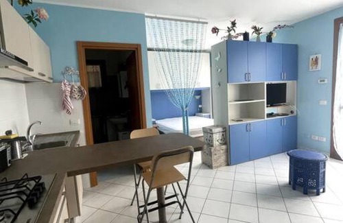 Casal Borsetti Apartment | Cozy Monolocale with Terrace, Pet and Child Friendly