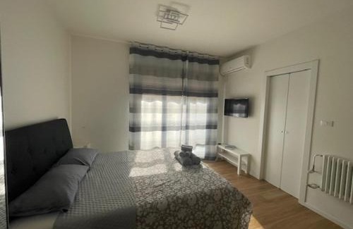 Crocetta-San Lazzaro-Modena Est Apartment | Scenic Monolocale con Terrazzo - Rated 9.4/10, Family Friendly