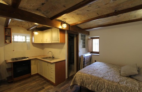 Cansano Apartment | Rustic Monolocale: Guest Rated 9/10, Family-Friendly Stays